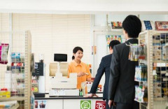 【悲報】コンビニで会計待ちワイ「（1,000円は確実に超えてる、1,500円か？）」ｗｗｗｗｗｗｗｗｗｗ