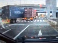 【動画】新木場で起きたトレーラー横転事故の瞬間がこちら。