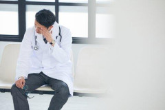 【悲報】ワイ医師、拘束が強すぎて精神を病む