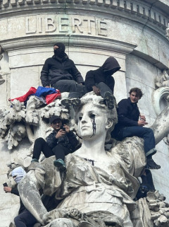 【画像】フランスのマリア像、乗っ取られて涙を流してしまうｗｗｗｗ