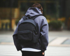 【悲報】なんでオタクはリュックしょうのをやめないの？