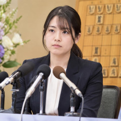 女性初の将棋棋士資格で態度保留、西山朋佳白玲が26日に記者会見   |  この人は棋力の担保はあるのですか？