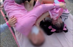 自由奔放悪餓鬼アイドルグループさん、ライブ中路上に置いたベッドで寝ながら歌う → ファンが自由奔放に添い寝してきたことにブチギレ「次やったら出禁にする」