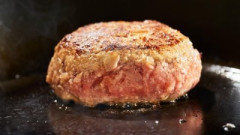 【悲報】生肉ハンバーグ店「※食中毒のリスクを承知の上で食ってください※」