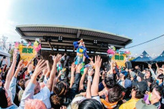 【悲報】ファンがライブ中のメンバーに無理やり添い寝、公式が無期限出入り禁止と法的措置を警告