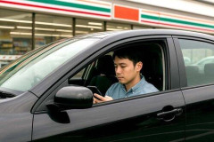 【悲報】岩尾望、コンビニの利用客への“不満”「車のなかで携帯見てるやつには『どけコラ！』って言いに行ったろかなって」