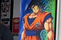 フランスの騒動を象徴する「ゲームショップを守る男性」が世界的有名に
