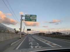 【悲報】路側帯に停めて車外に出ていた男女、トラックに突っ込まれた結果・・・