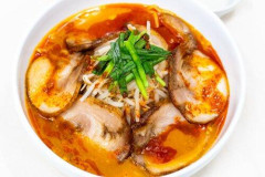 【悲報】「日高屋のがうめぇ」リュウジ、デニーズ“約2500円”有名店コラボ麺をバッサリ…デニーズ側は「意見として真摯に受け止める」