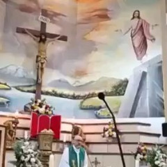 【動画】神父さん、ミサの途中で後ろから十字架が倒れてきてしまい死亡