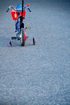 女さん他人のバイクを試乗して豪快にぶっ倒す