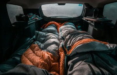 ミニバンなら車中泊余裕だよな？