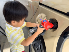 【悲報】ガソリンスタンドで子どもに給油させる親、注意されたら「舌打ち＆逆ギレ」してしまう