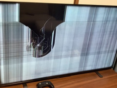 【悲報】ワイの家のテレビ、コントローラー投げたせいで終わる