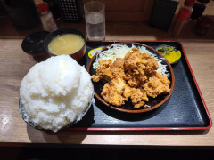 【画像】からあげ定食のご飯、山盛りすぎるｗｗｗｗ