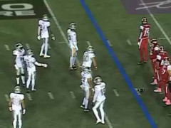 アメフトの試合中、突然現れた期待のルーキー。誰も追いつけない！ → 見事なステップワークはこちらです…