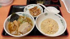 【悲報】中国人、ラーメンと餃子をおかずにチャーハンを食べる東京の若者を見て絶句