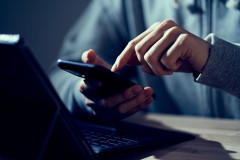【質問】「夫がいるからしばらく連絡できない」と言われた。付き合いたい訳ではなく、以前みたいに食事して穏やかになりたいんだけど…