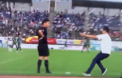 【海外の反応】Jリーグで起きたペットボトル事件をご覧ください「必死に謝っているのは笑う」