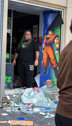 【画像】フランスのゲーム店の店主、悟空と一緒に店を暴徒から守るｗ