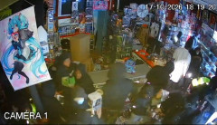 フランスのアニメショップ店長、29年続けた店が一夜で破壊され絶望する…
