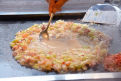 大阪「カレー！うどん！串カツ！たこ焼き！お好み焼き！」東京「ラーメン！蕎麦！も、も、もんじゃ…」←これ