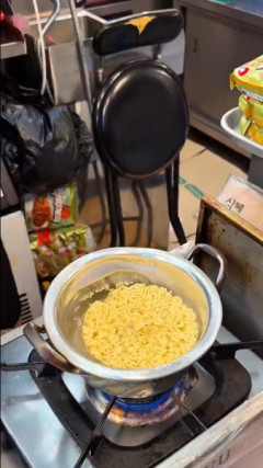 【動画】韓国の屋台のラーメン、インスタントで草