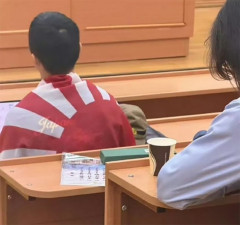 旭日旗を身にまといモスクワ大学の授業に出席した中国人留学生…中国メディア「歴史的正義を冒涜」