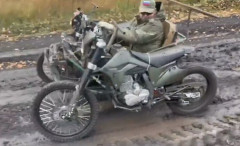 ロシア兵が自作した四輪ダートバイクがウクライナの荒野を走る！