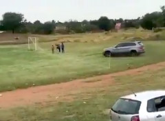 【動画】サッカー怖すぎワロタ。怒ったファンが審判を車ではねようとする。