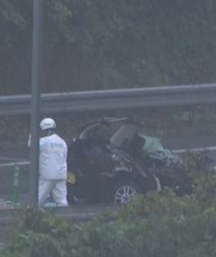 自衛隊トラックと軽乗用車正面衝突　ペチャンコに