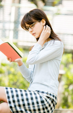 周囲に馴染めずに浮いていた同級生の女を小学校から大学までひたすら見つめ続けてしまった結果….,,