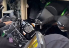 フランスの学生(？)たちが川崎重工のバイク販売店に押し入り白昼堂々オートバイを盗む