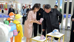 金正恩委員長の脳出血死亡説が海外SNSで広がる…北朝鮮、家族と一緒の写真を公開
