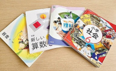 【悲報】文部科学省「すまん、やっぱり紙の教科書に戻すわ」