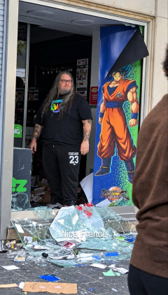 【画像】フランスのゲーム店の店主、悟空と一緒に店を暴徒から守るwwwwwwwwwwwwwwwwww