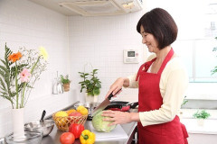 甘さと独特の辛さが不思議なカレーに、甘すぎる味噌汁…理解不能なアレンジ。典型的なメシマズだが、家政婦が作ったと知り本当に驚いた…