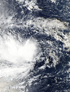 【悲報】超巨大台風30号、900hPaまで育ったところで日本へモンキーターン！！！