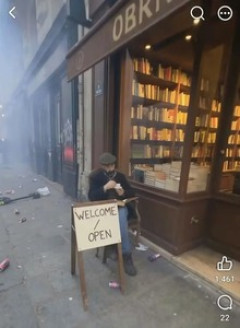 【フランス】パリ暴動で略奪されなかった唯一の店が話題に…店主が入ってこいと言っても入ってこない