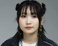 【画像】YOASOBIのikuraの健康的なチラ見え太ももwwwwww