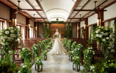 新郎がずっと好きで憧れだった女をサプライズで結婚式に呼んでみた結果….,,
