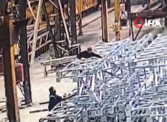 【動画】工場の事故。鋼鉄製品の下敷きになった男性が死亡した事故。