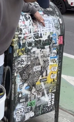 「（極左）芸術への侮辱だ！」米NY：郵便ポストの落書きを清掃した白人男性に非難の声殺到…[海外の反応]