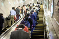 【悲報】エスカレーターの片側空け「ゆっくりでいい人はゆっくり行けます急ぐ人は早く行けます」