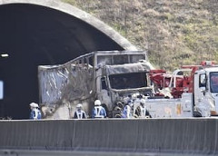 【悲報】ながらスマホ運転で追突して6人焼き殺した女さん、拘禁刑7年の判決