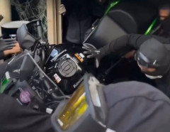 フランスの学生？がカワサキのバイク販売店に押し入り、白昼堂々オートバイを盗む！