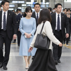 佳子さまの警護は適切だったのか 京都駅で女性が隊列を横切り、SNSで警備体制に賛否   |  横切った女すげえなw