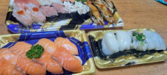 【悲報】貧乏ワイ、本日はパック寿司