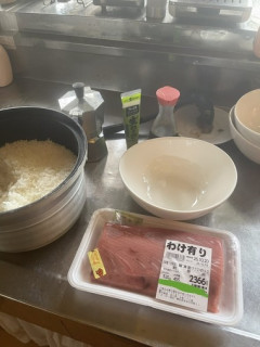 今からマグロ中トロ丼作る