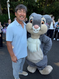 【画像】小笠原道大（52）ディズニーで写真を撮るｗｗｗｗｗｗ